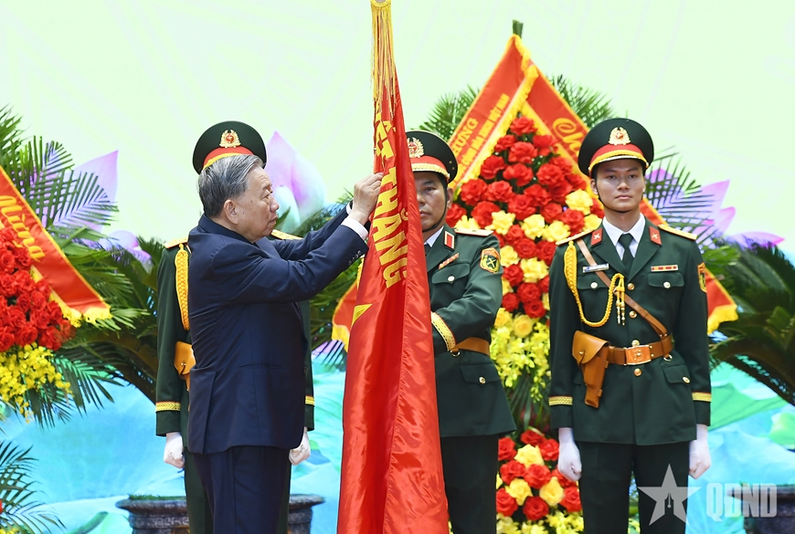 越共中央总书记、国家主席苏林：第三军区武装力量继续保持并弘扬“人民武装力量英雄”单位的传统